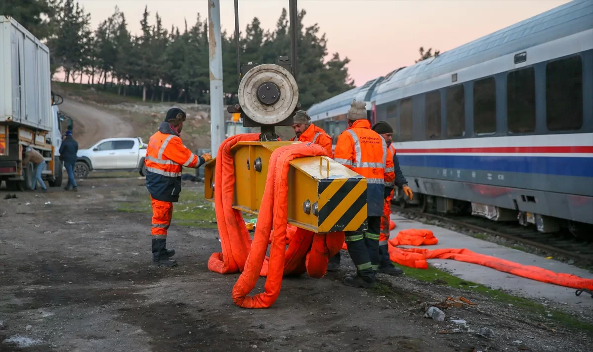 İslahiye'de depremler sırasında devrilen 2 vagon vinç yardımıyla kaldırıldı