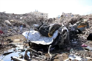 GAZİANTEP (AA) – Gaziantep'in İslahiye ilçesinde enkazdan çıkarılan araçlar, depremin