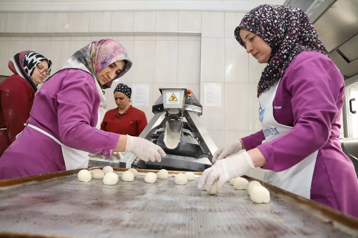 Isparta'da lisenin fırınında ekmekler depremzedeler için pişiriliyor