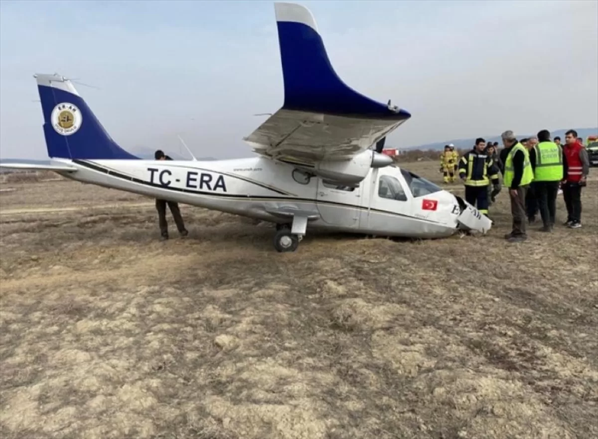 Isparta'da motoru bozulan eğitim uçağı araziye zorunlu iniş yaptı