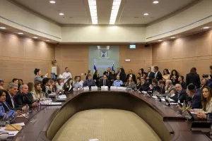 - Netanyahu'nun, yargının yetkilerini kısıtlayan, Yüksek Mahkeme'nin kritik yetkilerini Meclise