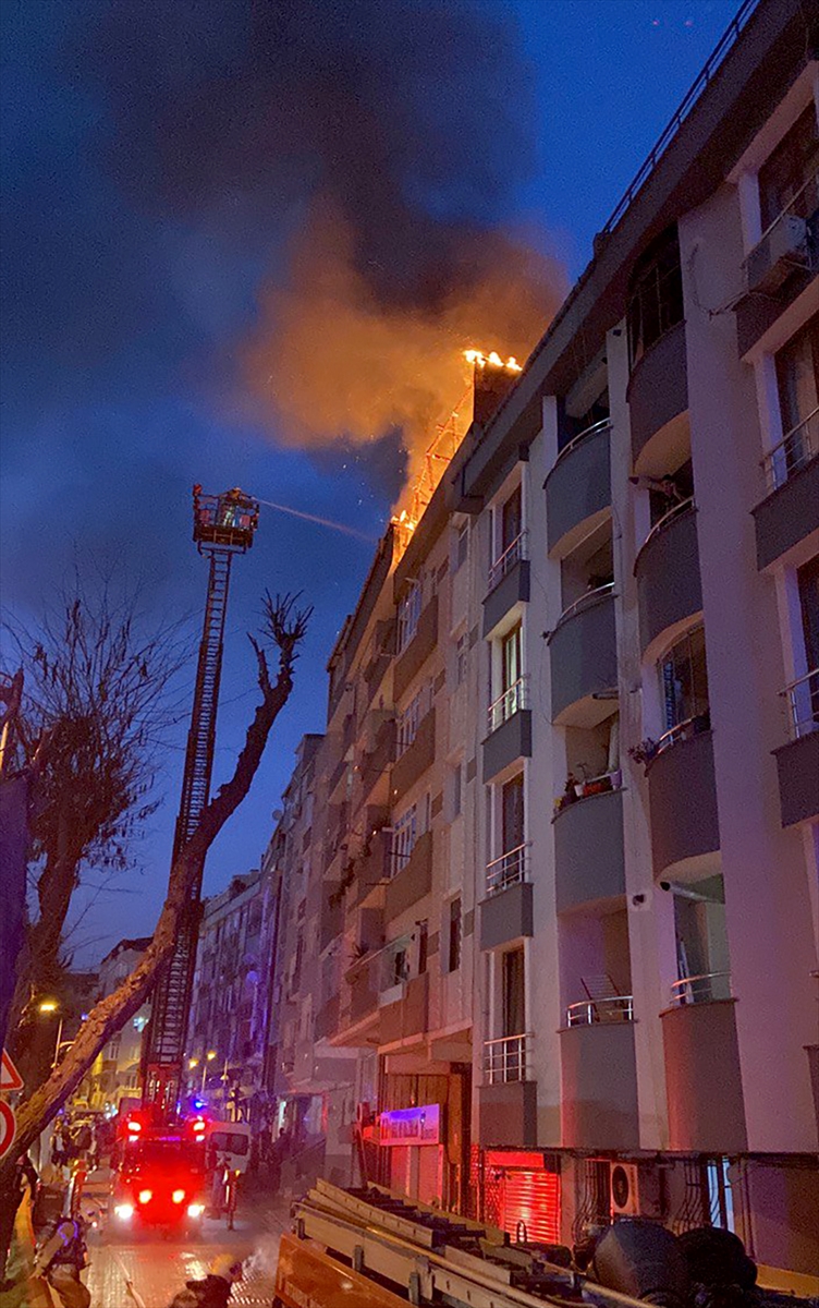 İstanbul'da 5 katlı apartmanın çatısında çıkan yangın söndürüldü