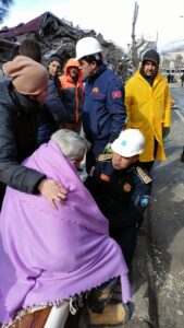 - Görüntülerde yaşlı adamın 'Sen ne yapacaksın?' sorusuna itfaiye erinin