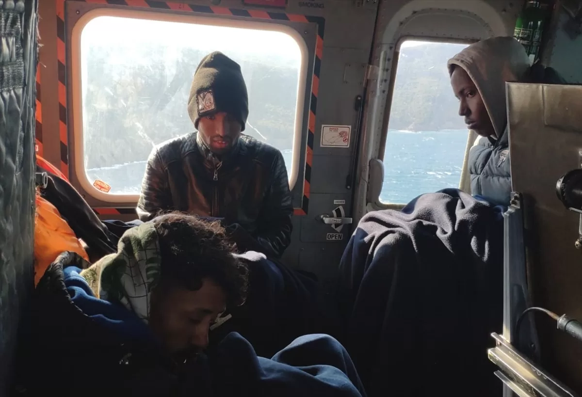 İzmir açıklarına geri itilen 8 düzensiz göçmen kurtarıldı