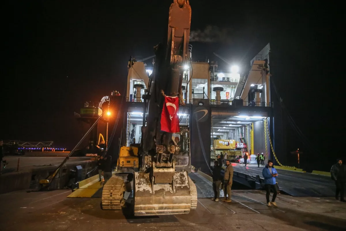 İzmir'den asrın felaketinin yaşandığı bölgeye yardım getiren gemi İskenderun'a ulaştı