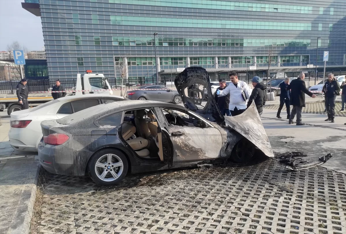 Kadıköy'de hastane otoparkında çıkan yangında iki otomobilde hasar oluştu