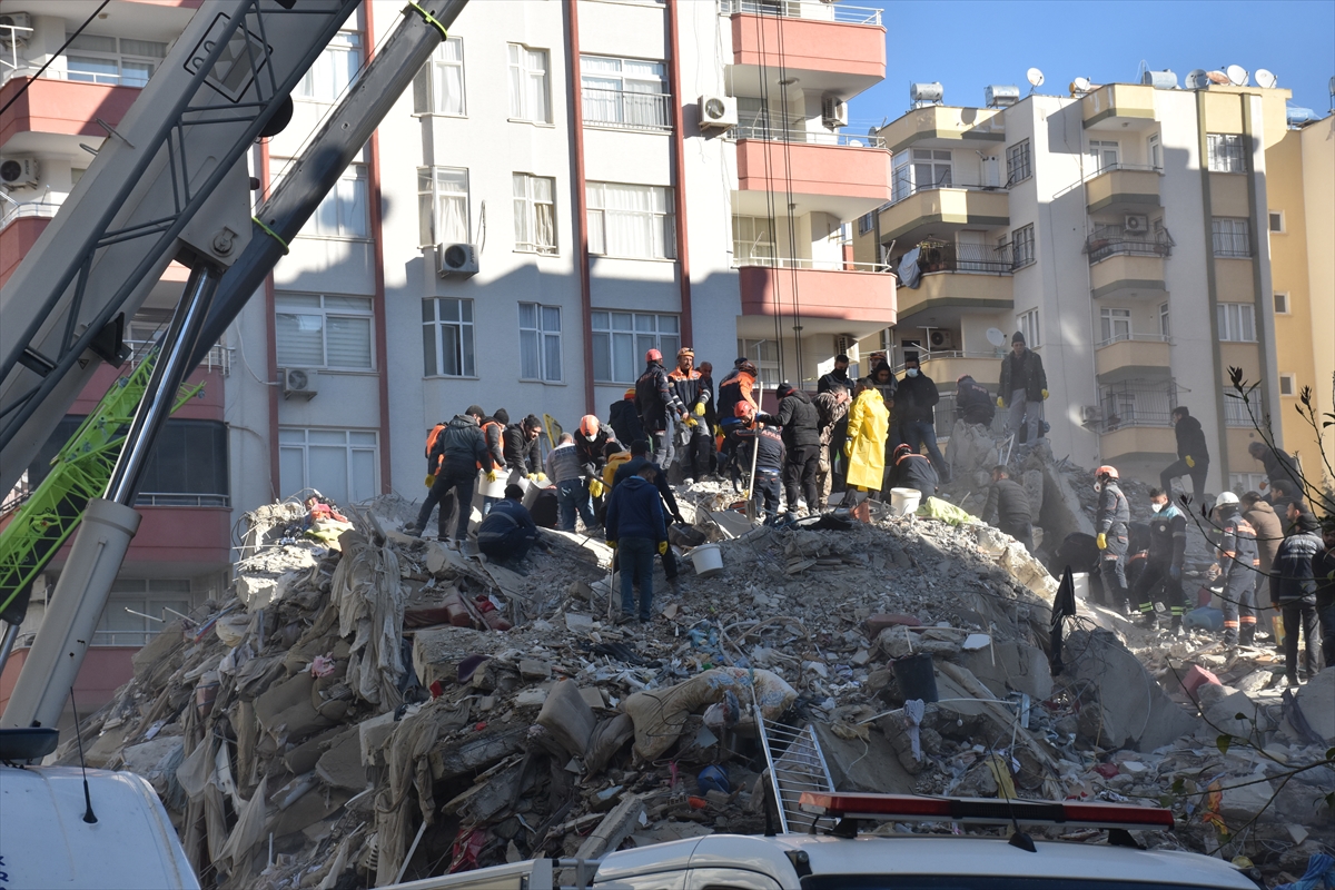 Adana'da yıkılan apartmanlarda arama kurtarma çalışmaları sürüyor