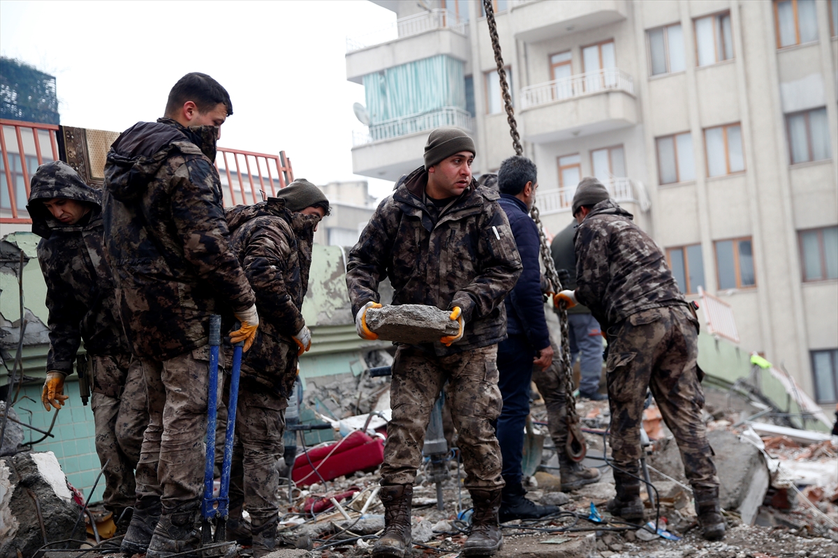 Malatya’da yıkılan binalarda arama kurtarma çalışmaları sürüyor