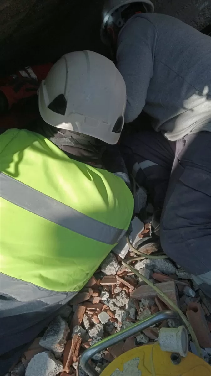 Kahramanmaraş'ta bir kadın enkazdan 78 saat sonra  kurtarıldı