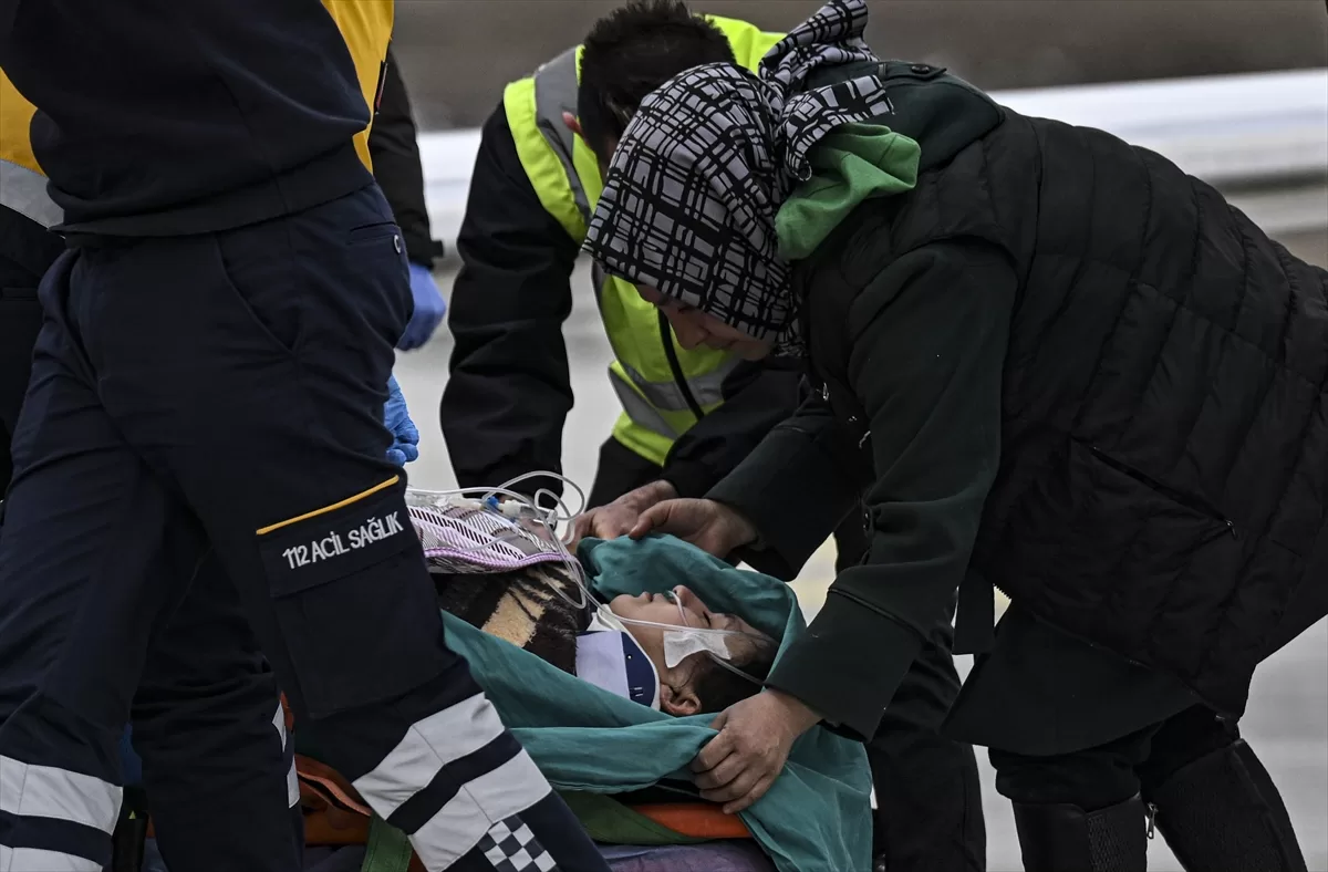 Kahramanmaraş'ta depremin 248. saatinde kurtarılan Aleyna, ambulans uçakla Ankara'ya getirildi