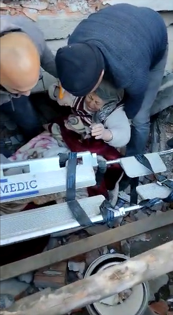 Kahramanmaraş'ta enkaz altında kalan kadın, 52 saat sonra kurtarıldı