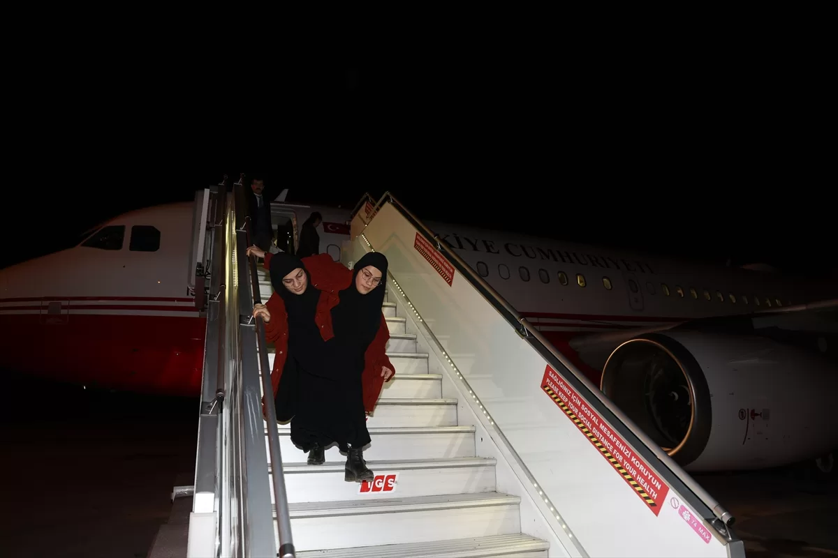 Kahramanmaraş'ta yaşayan siyam ikizleri Cumhurbaşkanlığı uçağıyla Ankara'ya getirildi