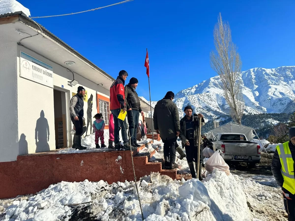 Karlı yolları aşarak depremden etkilenenlere yardım ulaştırıyor