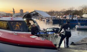 İSTANBUL (AA) – Kartal açıklarındaki bir geminin güvertesinde ambar kapaklarının