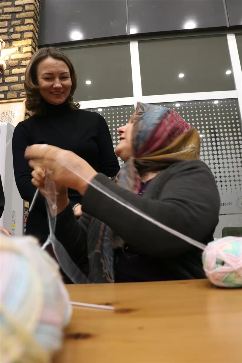 Kastamonu'da depremzede kadınlar depremzede çocuklar için örgü örüyor