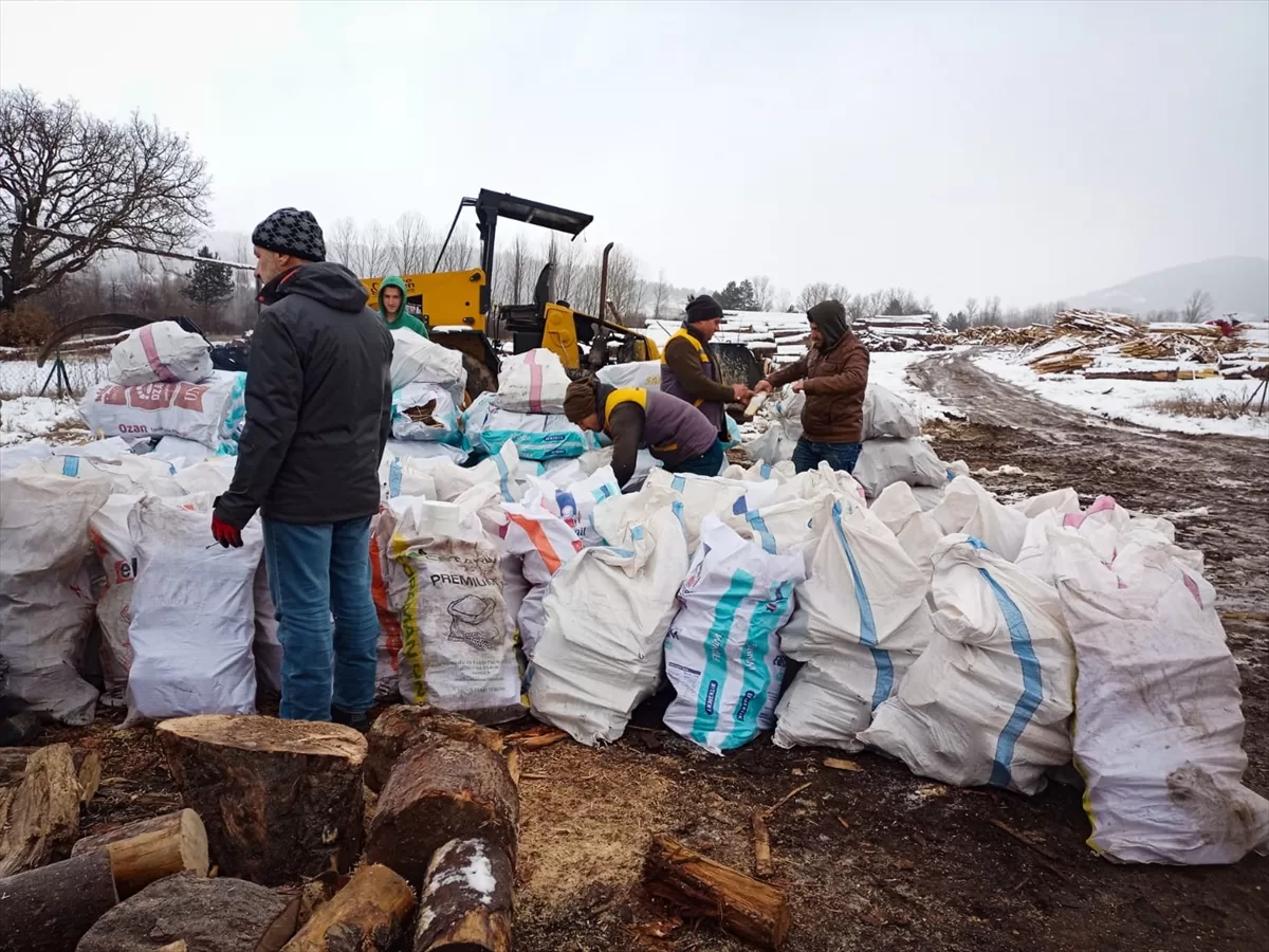 Kastamonu'da köylüler deprem bölgelerine odun göndermek için seferber oldu