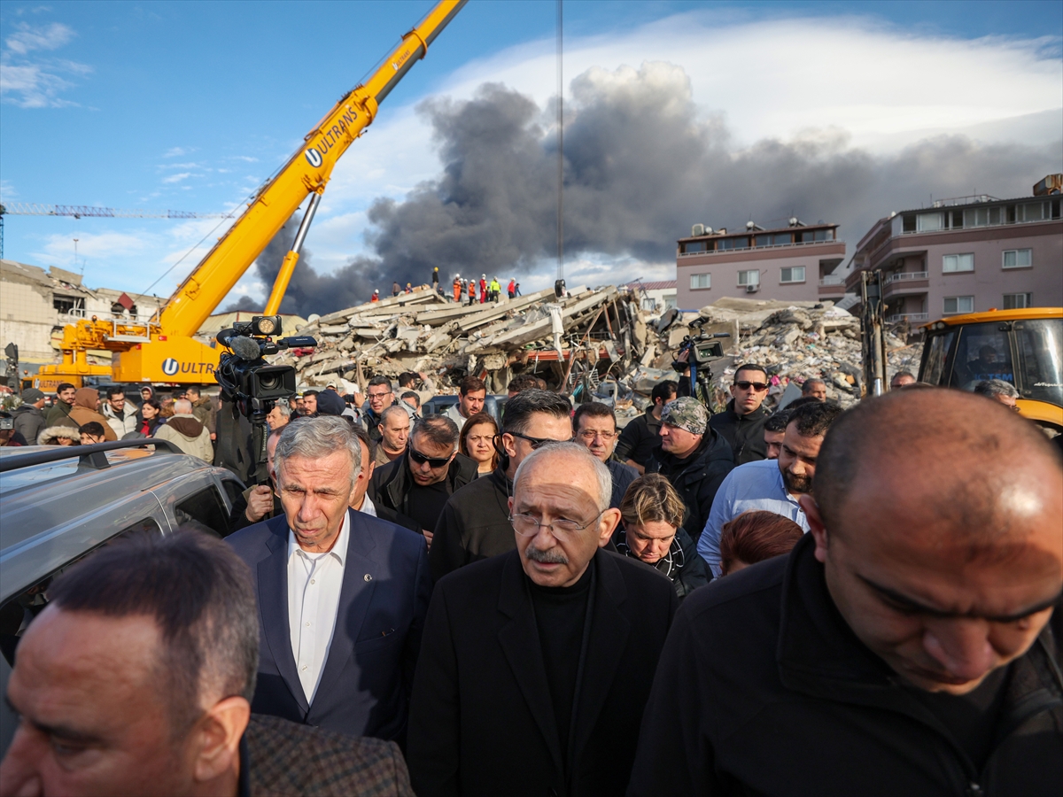 Kılıçdaroğlu, depremden etkilenen İskenderun’da incelemelerde bulundu