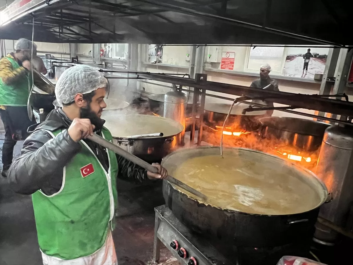 Kilis'te İHH lojistik merkezinde pişirilen yemekler depremzedelere ulaştırılıyor