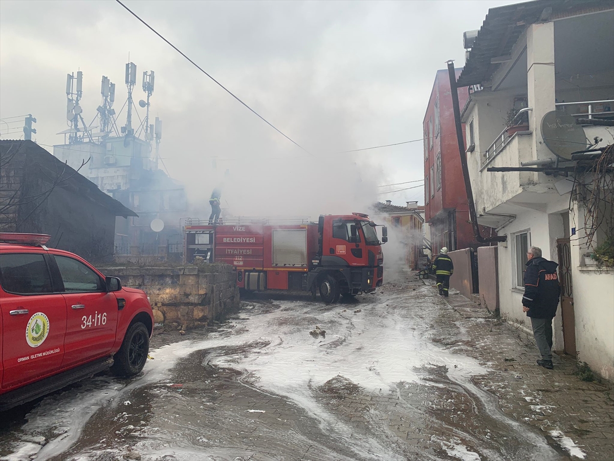 Kırklareli'nde çıkan yangında 2 ev ile 1 iş yeri yandı