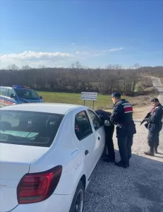 KIRKLARELİ (AA) – Kırklareli'nde sahte kimlik kullanan ve kendisini düzensiz