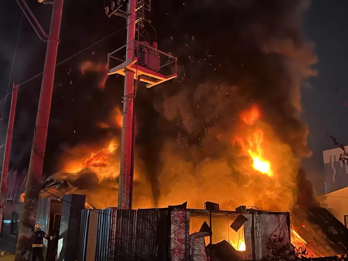 Kocaeli'de fabrikada çıkan yangına müdahale ediliyor