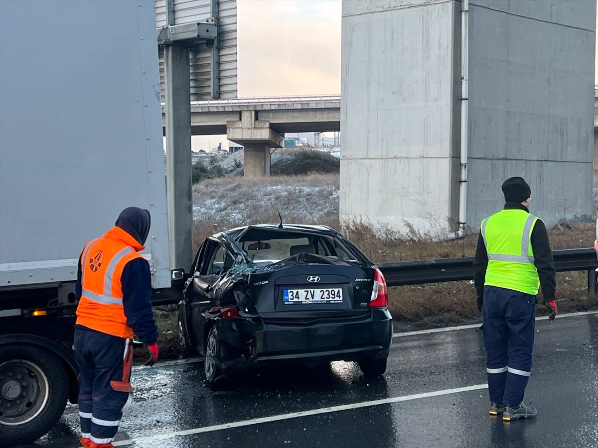 Kocaeli'de kaza yapan tıra çarpan otomobildeki 2 kişi yaralandı