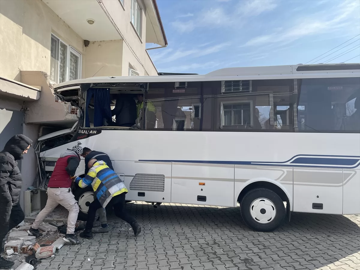 Kocaeli'de tur midibüsü ile hafif ticari aracın çarpıştığı kazada 6 kişi yaralandı