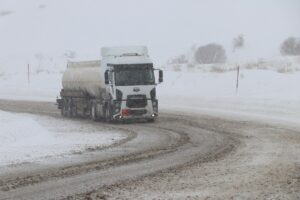 BAYBURT (AA) – Bayburt-Erzurum kara yolu güzergahındaki Kop Dağı Geçidi'nde