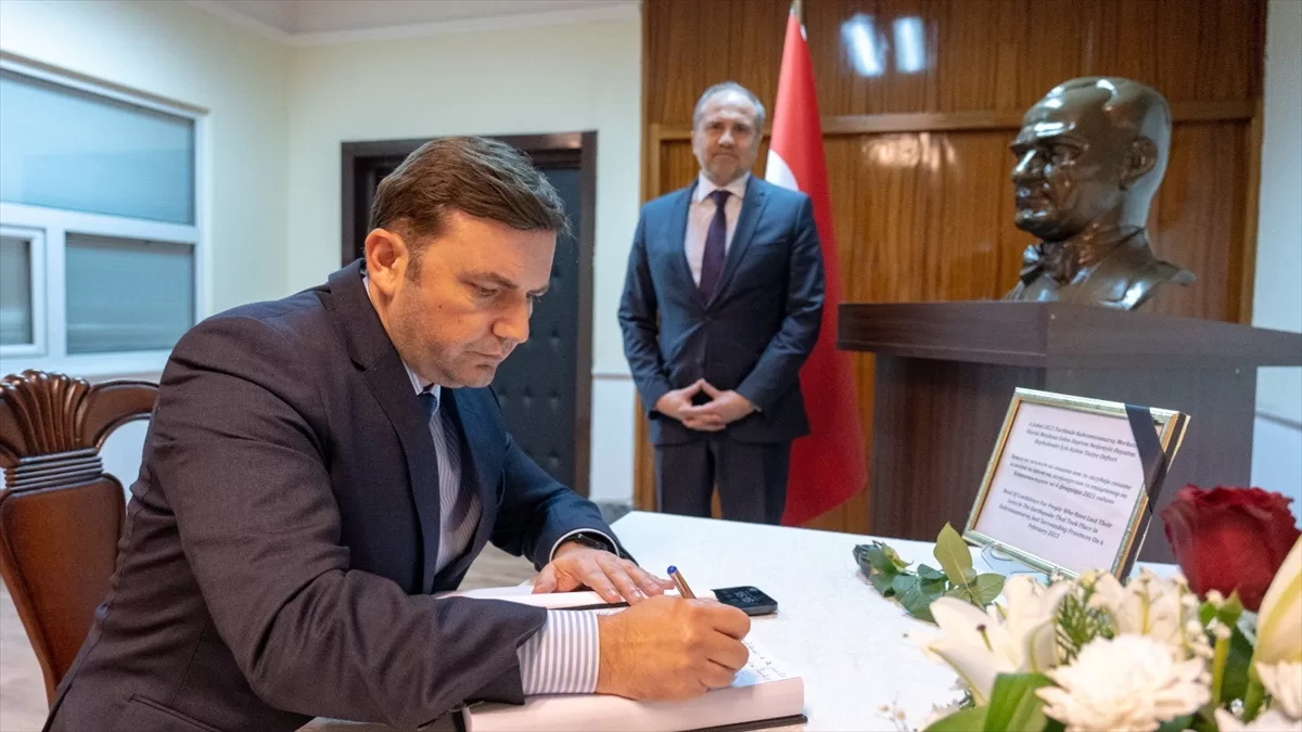 Arnavutluk Cumhurbaşkanı Begaj, Türkiye'nin Tiran Büyükelçiliğinde taziye defterini imzaladı: