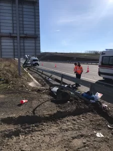 KOCAELİ (AA) – Kuzey Marmara Otoyolu'nda bariyerlere çarpan otomobildeki 2