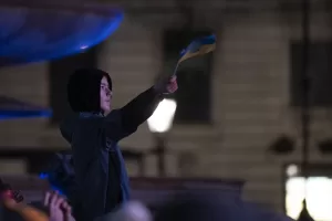 LONDRA (AA) – Rusya-Ukrayna savaşının birinci yıl dönümünde binlerce kişi,