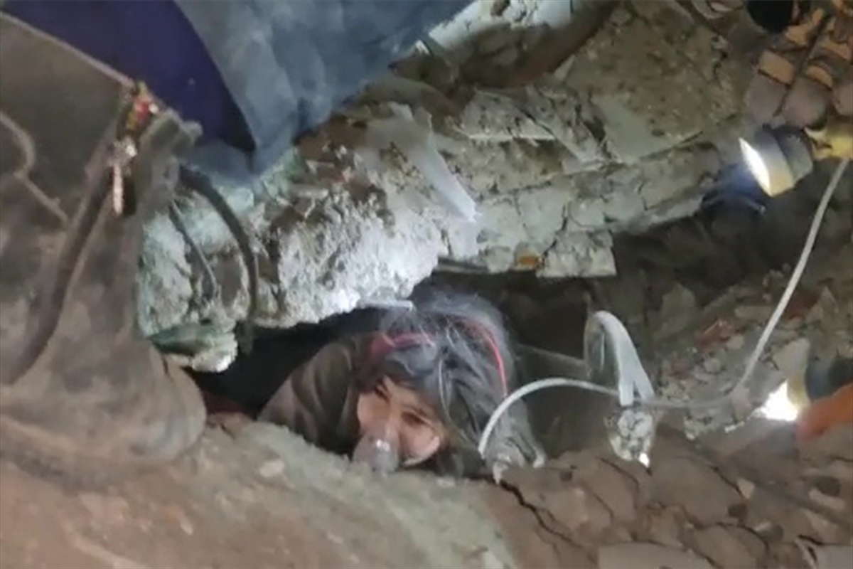 Malatya'da depremden 40 saat sonra 12 yaşındaki Aysima kurtarıldı