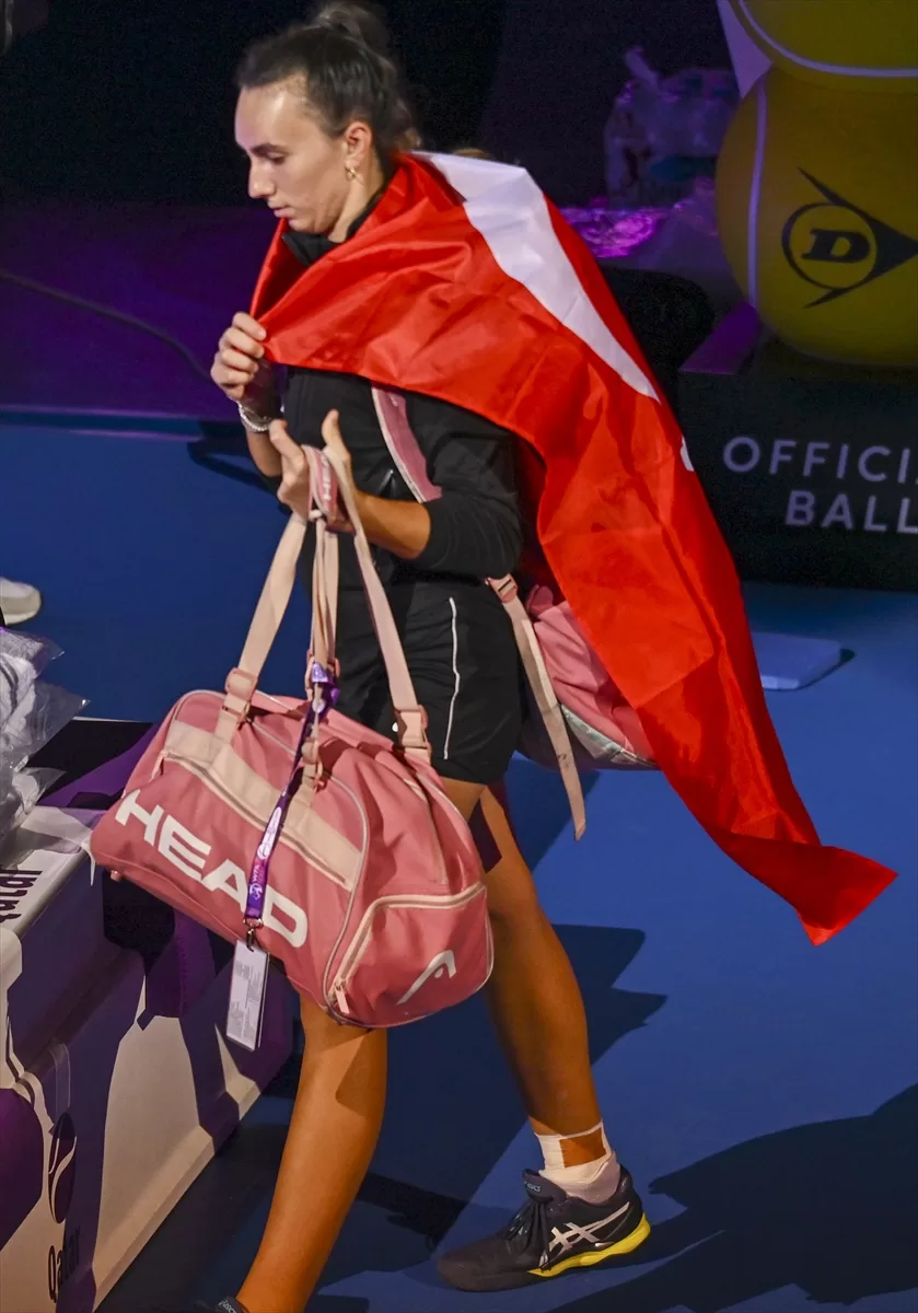 Milli tenisçi İpek Öz, Katar Açık'taki maça Türk bayrağıyla çıktı