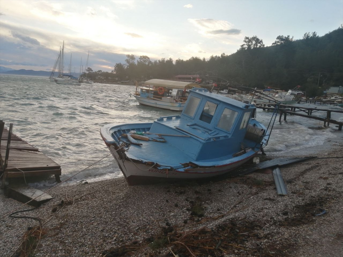 Muğla'da fırtına nedeniyle koyda bağlı 7 tekne battı, iskelelerde hasar oluştu