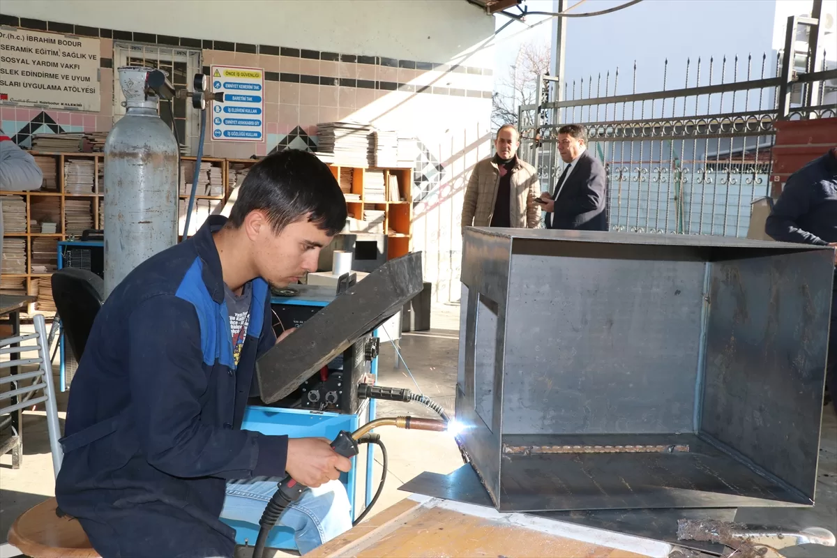 Muğla'da lise öğretmen ve öğrencileri depremzedeler için soba üretiyor