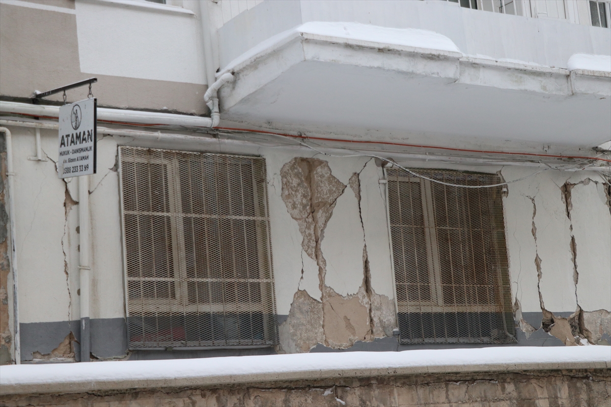Niğde ve Sivas'ta depremden etkilenenler geceyi cami, okul ve spor salonlarında geçirdi