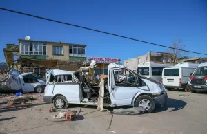 - Depremde yıkılan yapıların altında kalan araçlar hurda yığınına dönüştü