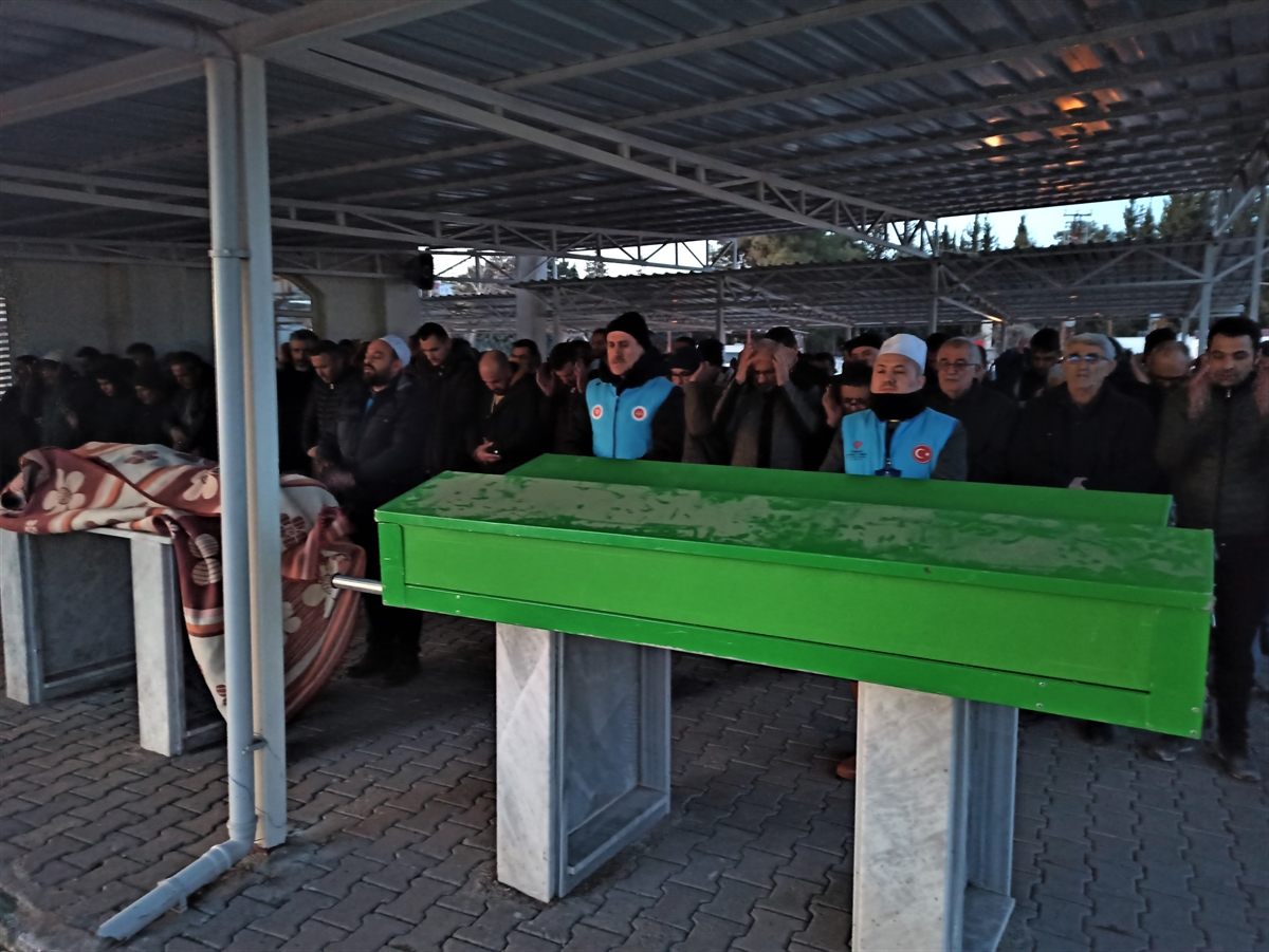 Osmaniye’de, depremde hayatını kaybeden baba ve iki oğlunun cenazeleri defnedildi