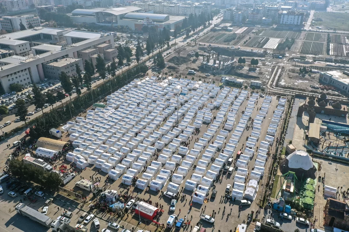 Osmaniye’deki depremzedeler kurulan çadır kentte yaşamlarını sürdürüyor