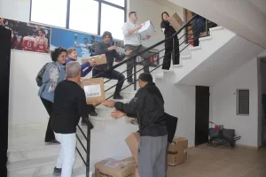 - Sömbeki Belediye Başkanı Eleftherios Papakalodoukas, yardımları taşıyan tekneyle Datça'ya