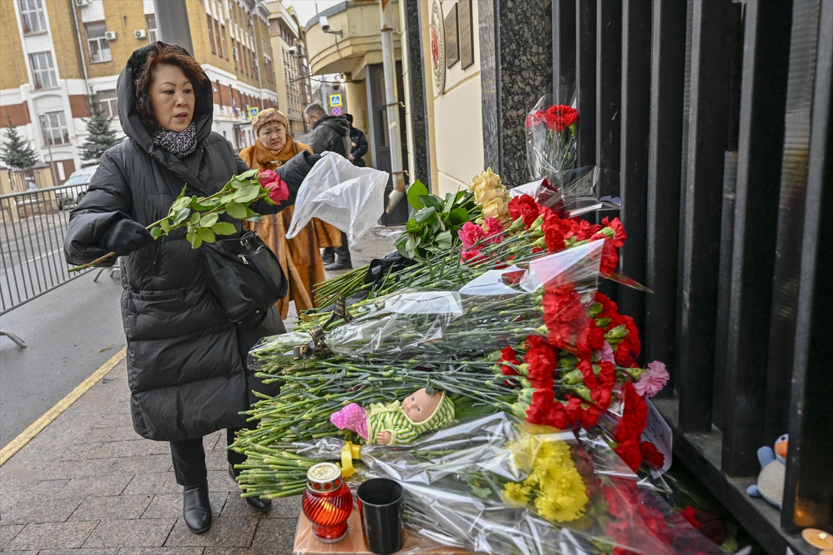 Rusya’da, depremde ölenler için Türkiye’nin Moskova Büyükelçiliğine çiçek bırakıldı