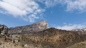 - Yerleşim birimine ulaşan kaya parçaları, bir kamyon ve evde