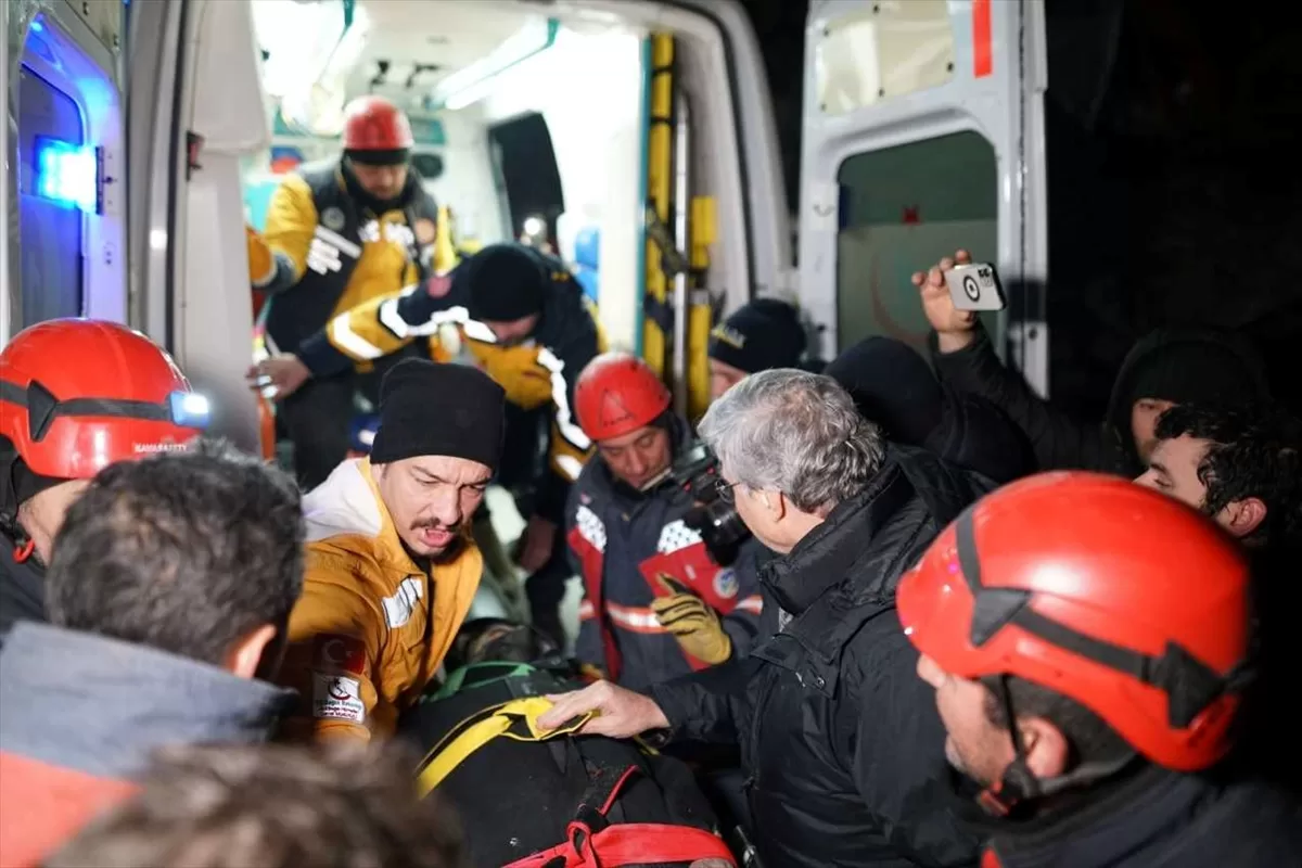 Sakarya Büyükşehir Belediyesi ekipleri, bugüne kadar 33 kişiyi enkazdan kurtardı