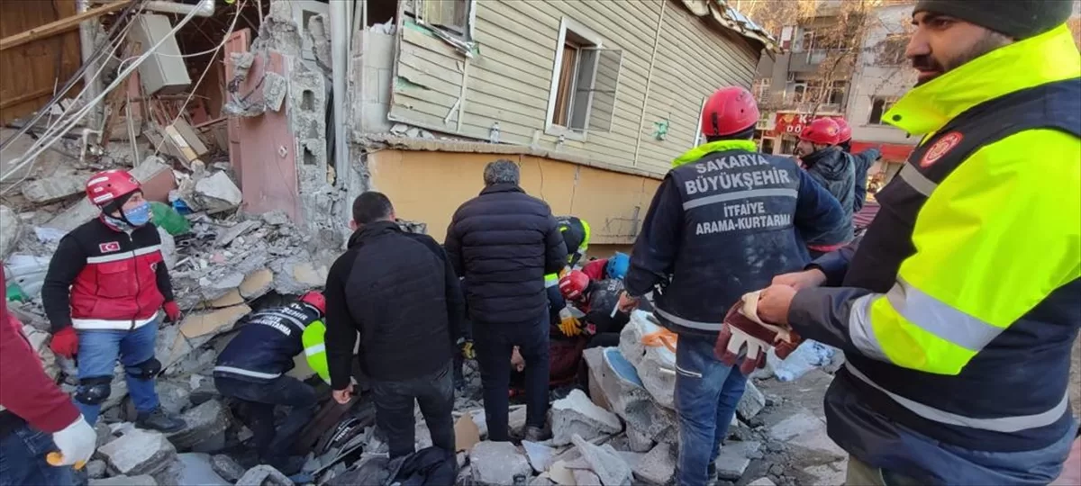 Sakarya Büyükşehir Belediyesi'nin deprem bölgesine yardımları sürüyor