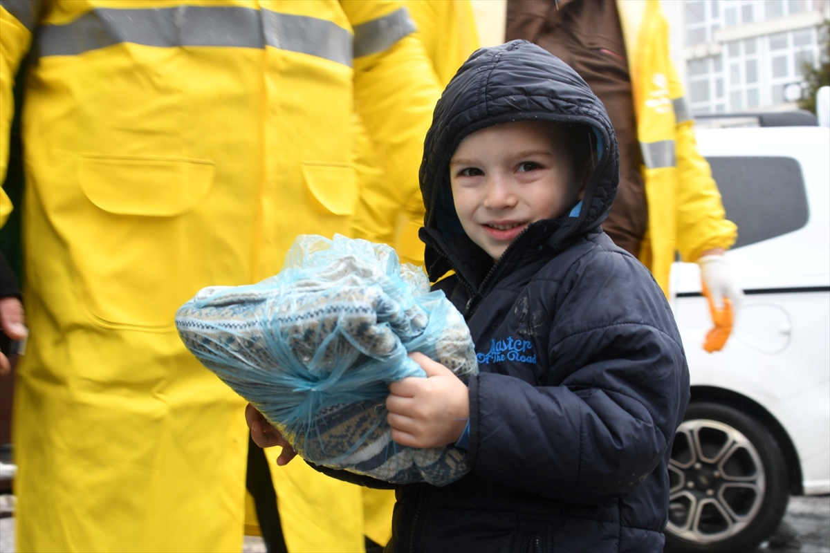 Samsun'da 4 yaşındaki Siraç, depremzedelere hiç giymediği kıyafetlerini gönderdi