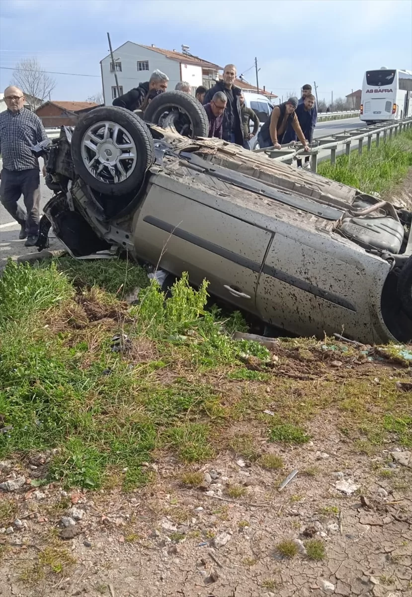 Samsun'da lastiği patlayıp devrilen otomobildeki 2 genç yaralandı