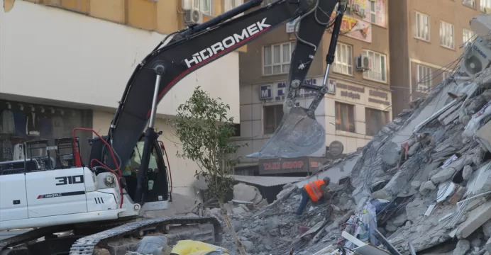 İskenderun’da deprem nedeniyle 3 katlı boş bina yıkıldı