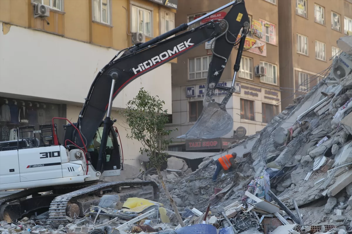 İskenderun’da deprem nedeniyle 3 katlı boş bina yıkıldı