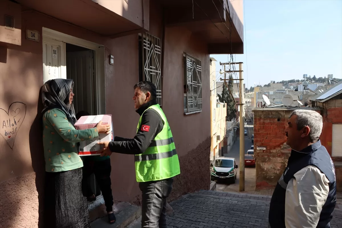 Şanlıurfa'da depremzedelere gıda kolisi dağıtılıyor