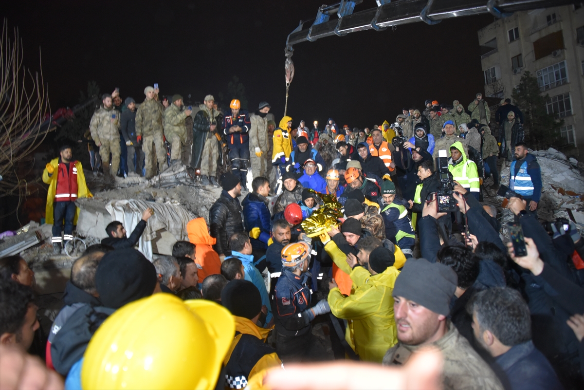 Şanlıurfa'da yıkılan binanın enkazından yaklaşık 18 saat sonra 1 kişi kurtarıldı